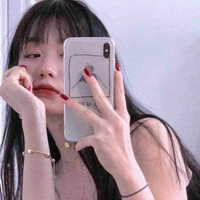 戴流苏耳环的少女